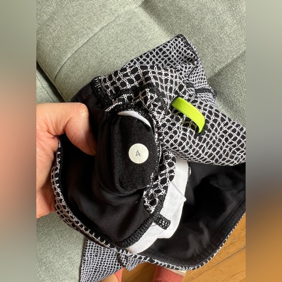 Lululemon mesh leggings with side pockets - Picture 2 of 4